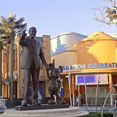 Estatuas de Walt Disney y Mickey Mouse frente al edificio "Animation Celebration" en Disneyland Paris Studios.