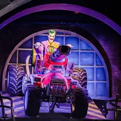 El Joker en su vehículo con cañón, parte de la atracción Batman de Warner Bros.