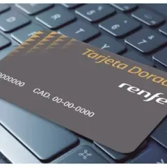 Tarjeta Dorada Renfe sobre un teclado. Ideal para planificar tu próximo viaje en tren.