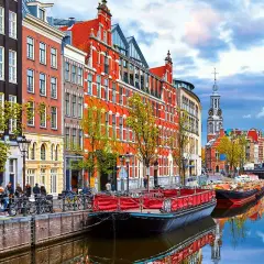 Canales de Ámsterdam, casas estrechas y barcos. Un plan perfecto para saber qué ver en Ámsterdam en 2 días.