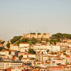 Vista panorámica de Lisboa con el castillo en la cima. Ideal para saber qué ver en Lisboa en un día.