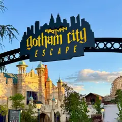 Entrada a **Gotham City** de Warner Bros. con el letrero "Batman Gotham City Escape" y arquitectura temática.