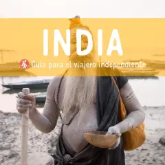Un sadhu con barba y cuerpo cubierto de ceniza sostiene un bastón y un cuenco. Texto: "INDIA. Guía para el viajero independiente". Consejos para viajar a la India.