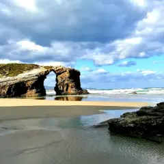 Arco natural en la playa de las Catedrales. Para llegar, consulta las mareas y accede a pie.