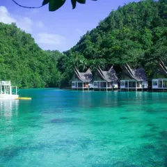 Aguas turquesas y cabañas sobre el agua en Filipinas. A pesar de la belleza, viajar a Filipinas es peligroso.