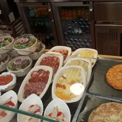 Comida lista para llevar en Puy du Fou Toledo: ensaladas, embutidos, quesos, tortilla y más.