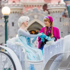 Elsa y Anna, las princesas de Disneyland Paris, comparten un momento mágico en su carroza nevada.