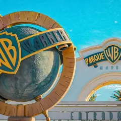 El globo terráqueo del Parque Warner Madrid, listo para la diversión cuando abre la Warner.