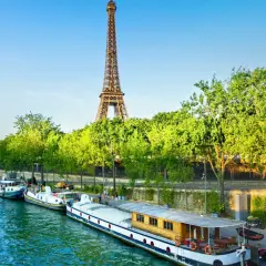 Barcos en el Sena, con la Torre Eiffel de fondo. Ideal para tu tarjeta Paris Visite.