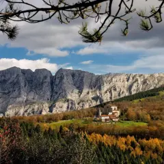 Impresionante paisaje otoñal en Álava, con un monasterio y montañas rocosas. ¡Mucho que ver en Álava!