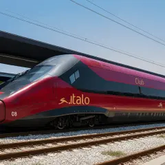 El tren Italo rojo, listo para el viaje de Roma a Florencia, espera en la estación.