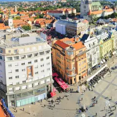 Vista aérea de la plaza principal de Zagreb, con edificios históricos, gente paseando y terrazas. Un lugar ideal para descubrir qué ver en Zagreb.