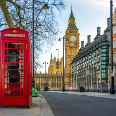 Cabina telefónica roja, Big Ben y el Parlamento, cosas típicas de Londres.