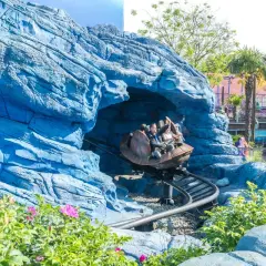 Embarca en una emocionante aventura en la montaña rusa de Disneyland Paris, atravesando cuevas azules y paisajes vibrantes.