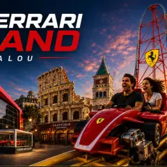 Pareja emocionada en una montaña rusa en Ferrari Land, cumpliendo sus flying dreams. El parque temático de Salou ofrece adrenalina y diversión.