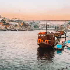 Barcos turísticos en el río Duero, con la ciudad de Oporto al fondo. Ideal para planificar qué ver en Oporto en 3 días.