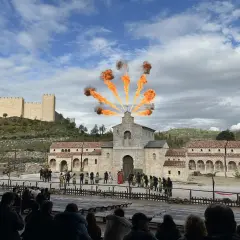 Espectáculo de fuego en Puy du Fou Toledo. Actores recrean una escena histórica ante un público.