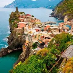 Pueblo costero italiano con casas coloridas en acantilados. Un destino ideal donde viajar en Semana Santa.