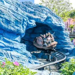 Viaje en las atracciones de Disneyland Paris Nemo, descendiendo por una cueva azul.