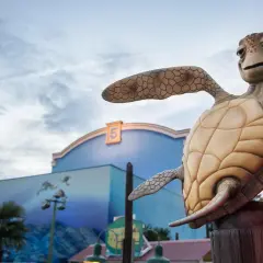 Estatua de Crush, la tortuga de "Buscando a Nemo", frente a la entrada de Crush Coaster en Disneyland Paris.