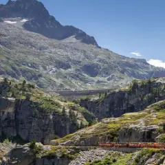 El tren de Artouste serpentea por un paisaje montañoso espectacular. Descubre cómo llegar a esta joya pirenaica.