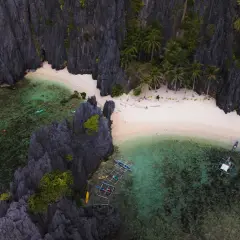 Explora este paraíso: kayaks, barcas y playas de arena blanca. ¡Descubre qué hacer en el nido de estas islas!