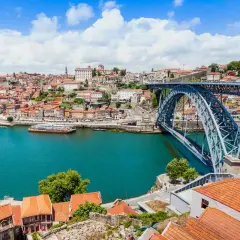 Vista de Oporto con el puente Dom Luís I. Un viaje de 3 días por Europa para disfrutar de esta joya.
