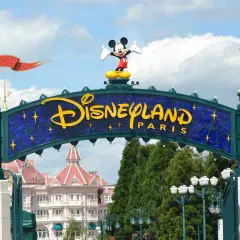 Entrada a Disneyland Paris con Mickey Mouse celebrando. Un día perfecto para disfrutar de la temporada baja.