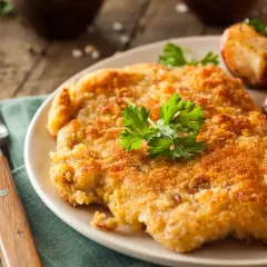 Wiener Schnitzel dorado, patatas asadas y limón. ¡Una excelente opción para saber qué comer en Viena!