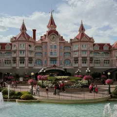 El hotel rosa de Disneyland Paris con fuentes y flores. ¡Un lugar mágico para hacer camping y disfrutar!