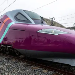 Tren morado de Avlo, listo para viajar de Madrid a Barcelona.