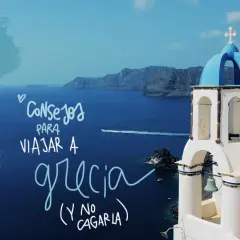 Campanario blanco y azul con el mar Egeo de fondo, ideal para descubrir los **lugares de Grecia**.