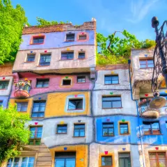 Edificio Hundertwasser en Viena, un festín de colores y formas orgánicas. ¡Perfecto para tu plan de Viena en 4 días!
