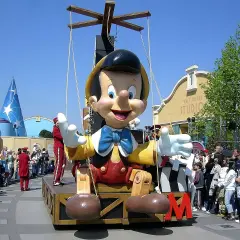 Desfile de Pinocchio en Disneyland Paris, con el edificio Walt Disney Studios de fondo.