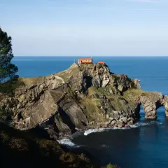Escaleras serpenteantes hacia la ermita en San Juan de Gaztelugatxe. Descubre cómo llegar a este icónico lugar.