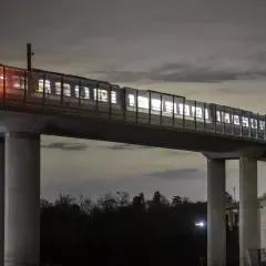 Un tren ilumina la noche sobre un viaducto, parte de las **líneas metro París**. Sus luces brillan a través de las ventanas, creando un espectáculo nocturno.