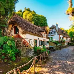 Casitas de cuento con tejados de paja, perfectas para descubrir dónde viajar con adolescentes en España. Un lugar mágico.