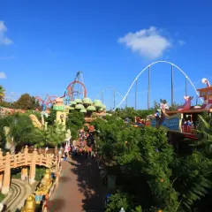 Alegres atracciones y montañas rusas en PortAventura, con un ambiente festivo que recuerda a Halloween.