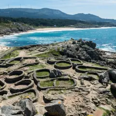 Ruinas circulares de un castro gallego junto al mar. Un lugar ideal que ver en Galicia en 6 días para conectar con la historia y la naturaleza.