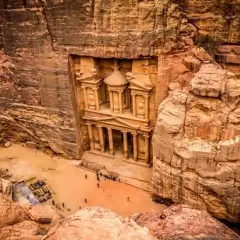El Tesoro de Petra, tallado en roca, es una maravilla. Viajar a Jordania es seguro y te permite explorar esta joya histórica.