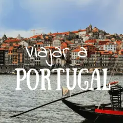 Barcos tradicionales navegan por el río Duero ante la colorida Ribeira de Oporto. ¡Ideas para que ver en Portugal en 5 días!