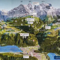 Mapa de la región de Jungfrau, Suiza, con rutas de tren y teleférico, picos como Eiger y Jungfraujoch, y pueblos como Grindelwald e Interlaken. ¡Qué ver en Suiza!