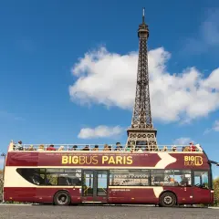 Autobús turístico Big Bus Paris con la Torre Eiffel de fondo. Turistas disfrutan del viaje en la cubierta superior.