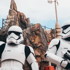 Dos soldados de asalto de Star Wars vigilan en Disneyland, listos para la acción en Batuu.