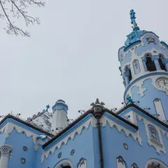 La Iglesia Azul de Bratislava en Navidad, con su torre de reloj y detalles blancos sobre fondo azul, parece sacada de un cuento.