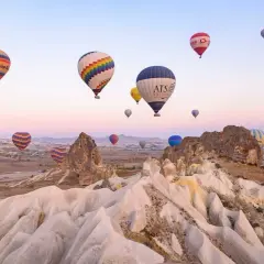 Globos aerostáticos sobrevolando Capadocia, un paisaje surrealista. ¡Unos consejos para viajar a Turquía que no te puedes perder!