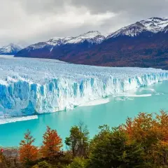 Impresionante glaciar Perito Moreno, un sueño para viajar a Argentina por libre. Montañas nevadas y aguas turquesas.