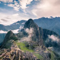 Machu Picchu envuelto en niebla, un lugar mágico que demuestra que es seguro viajar a Perú.
