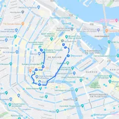 Mapa de Ámsterdam con ruta turística marcada en azul, incluyendo puntos de interés.