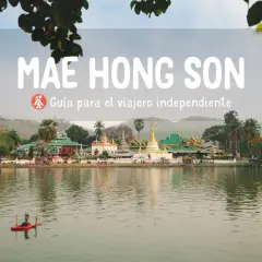Paisaje sereno en Mae Hong Son con templos tailandeses y un pequeño bote en el lago.